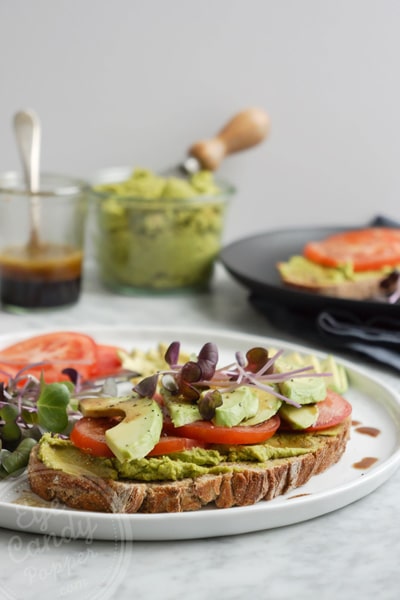 Vegan green hummus and avocado toast 