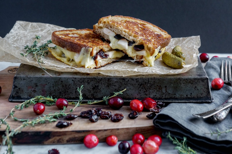 10 min gourmet grilled-cheese with roasted apples, cranberries and pecans
