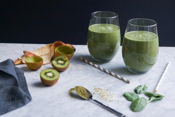Healthy superfood green smoothie