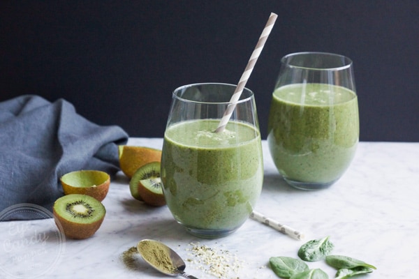 Healthy superfood green smoothie